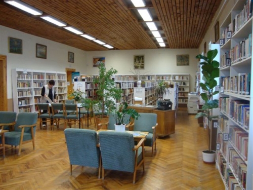 Szabadpolcos rendszer A képen a Hegyesi János Városi Könyvtár olvasóterme látható könyvespolcokkal, könyvekkel, asztalokkal, székekkel.