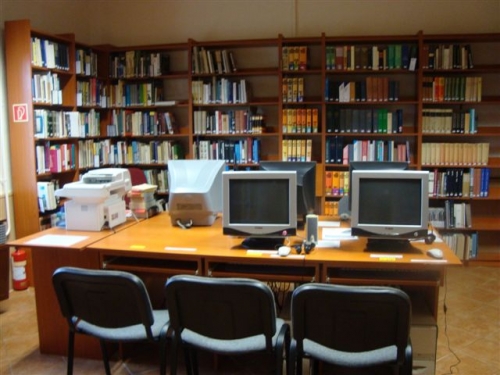 A könyvtár épületében lévő olvasóterem, melyben az íróasztalokon számítógépek vannak. A kpen a könyvtár számítógépes terme látható számítógépekkel, a háttérben könyvespolcokkal.