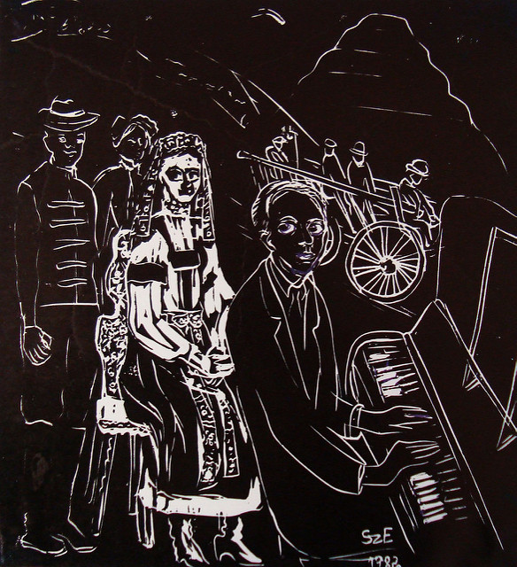 Bartók Béla. A képen Bartók Béla látható népzene gyűjtőútja során, háttérben éneklő nő és férfiak, valamint egy lovas szekér.
