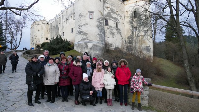 A képen egy lengyel vár előtt látható a füzesgyarmati testvérvárosi találkozó résztvevőinek csoportja.