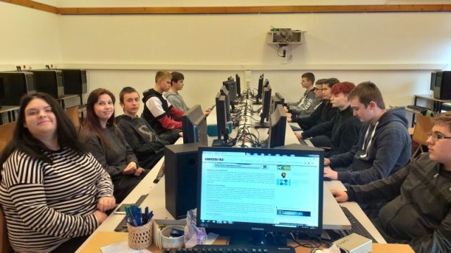 Heti szakkör - Digitális írástudás szakkör. A képen egy számítógép teremben gyerekek ülnek a számítógépek mellett.
